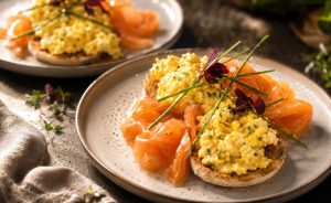 scrambled-egg-chive-toasted-muffin-smoked-salmon-02